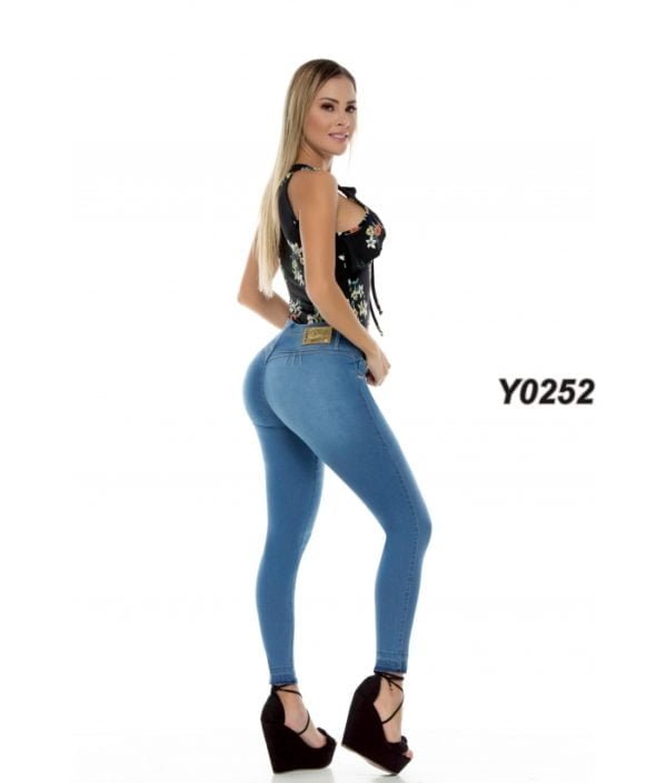 Todos los jeans sólo están disponibles en la tienda de la Schöneggstrasse 18, 8004 Zürich - Imagen 15