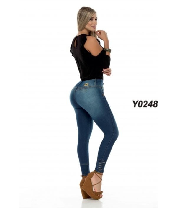 Todos los jeans sólo están disponibles en la tienda de la Schöneggstrasse 18, 8004 Zürich - Imagen 9